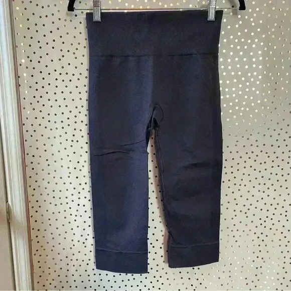 Lululemon Seamlessly Street crop - Picture 1 of 8